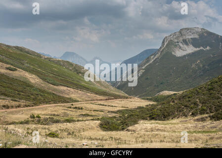 Ansichten von Babia (Provinz León) aus dem Farrapona Mountain Pass im Saliencia-Tal, Naturpark Somiedo und Umgebung: Stockfoto