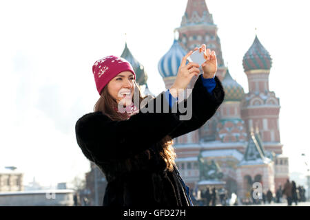 Junge Frau fotografiert Sehenswürdigkeiten in Moskau Stockfoto