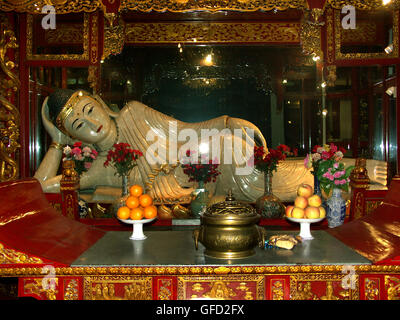 Der liegende Jade Buddha in die westliche Halle des Tempels des Jade Buddha in Shanghai, China. Stockfoto