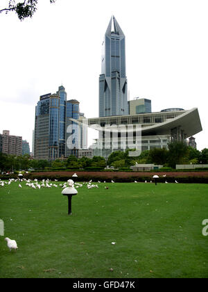 Das Shanghai Grand Theatre auf der anderen Straßenseite von der Peoples Square Park in Shanghai China. Stockfoto