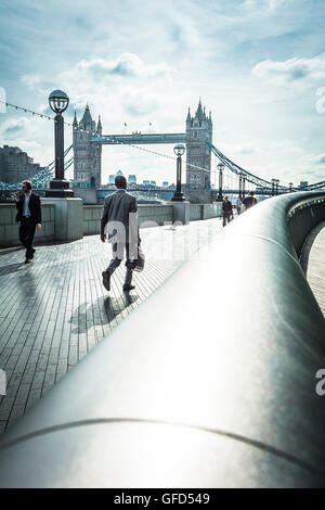 Am frühen Morgen Pendler zu Fuß entlang der Queen Spaziergang in SE London auf dem Weg zur Arbeit. Stockfoto