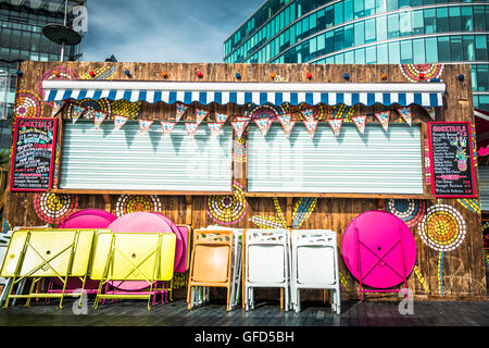 Einen bunten Cocktail Bar neben der Themse auf dem Queen's Walk, London SE1. Stockfoto