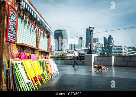 Einen bunten Cocktail Bar neben der Themse in der Queen's Walk, London, SE1, UK Stockfoto