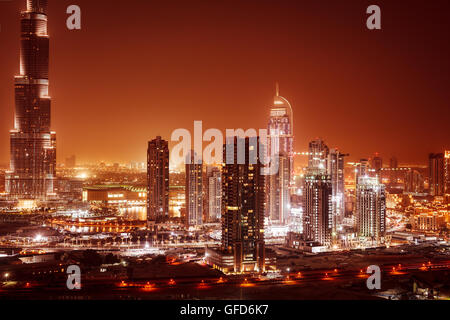 Schöner Panoramablick auf Dubai downtown in der Nacht, erstaunlich Stadtbild, viele leuchtende Lichter in den Luxus modernen Gebäuden Stockfoto