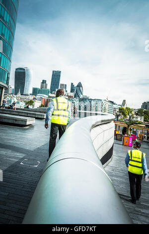 Zwei Wachleute patrouillieren um die Schaufel, der Königin gehen, mehr London, London SE1 Stockfoto