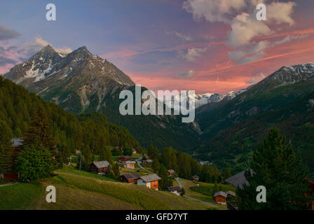 Schöne alpine Aussicht auf den Sonnenuntergang der Pigne d ' Arolla vom Weiler La Sage, Val d'Hérens, Schweiz Stockfoto