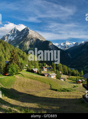 Schöne Alpenpanorama der Pigne d ' Arolla vom Weiler La Sage, Val d'Hérens, Schweiz Stockfoto