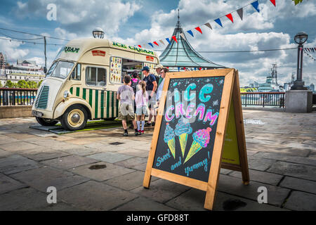 Menschen Schlange vor einem Eiswagen neben London Bridge City Pier auf der Themse in London, UK Stockfoto