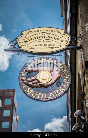 Die Mudlark Pub Schild hängen vor einem Pub in London, England, UK Stockfoto