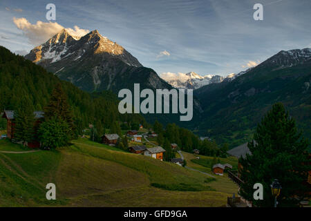 Schöne Alpenpanorama der Pigne d ' Arolla vom Weiler La Sage, Val d'Hérens, Schweiz Stockfoto