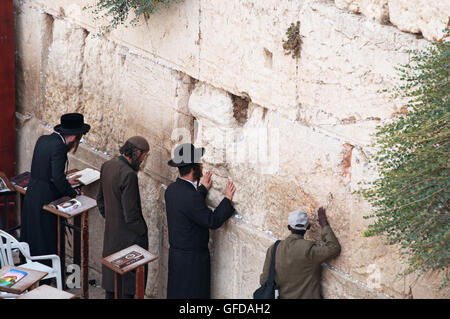 Jerusalem: Jüdische Männer an der Klagemauer beten Klagemauer oder Kotel, Überrest der Tempelberg, dem heiligsten Ort für Judentum Stockfoto