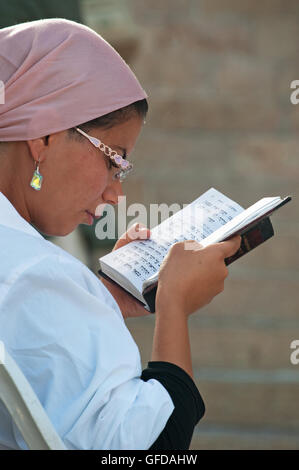 Jerusalem, Israel: ein orthodoxer Jude Frau Lesung der Tora in der Altstadt in der Nähe der Westmauer (Klagemauer oder Kotel) Stockfoto