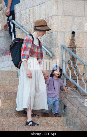 Jerusalem: ein orthodoxer Jude Frau in der Altstadt zu Fuß mit ihrem Sohn auf die Westmauer (Klagemauer oder Kotel), dem heiligsten Ort für Judentum Stockfoto