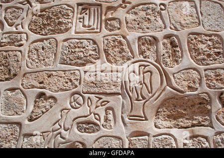 Jerusalem: Zeichen und Symbole auf einer Mauer am Eingang des armenischen Viertel, eines der 4 Quartale der ummauerten Altstadt Stockfoto