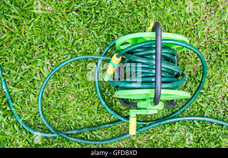 Gummischlauch für die Bewässerung von Pflanzen im Garten. Stockfoto