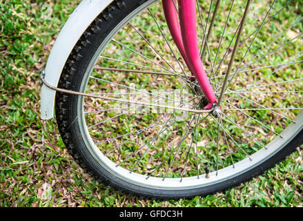 Nahaufnahme der alten Fahrrad Teil im Garten. Stockfoto