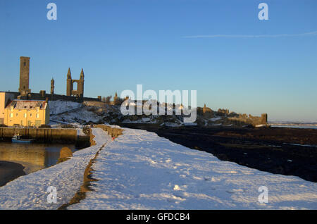 Blick von St. Andrews von der Anlegestelle in den Schnee, St Andrews, Fife, Schottland Stockfoto