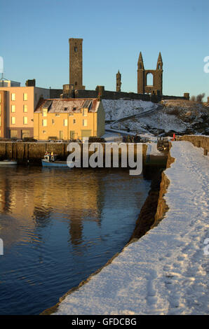 Blick von St. Andrews von der Anlegestelle in den Schnee, St Andrews, Fife, Schottland Stockfoto