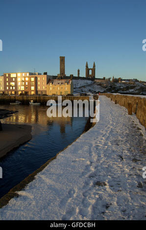 Blick von St. Andrews von der Anlegestelle in den Schnee, St Andrews, Fife, Schottland Stockfoto