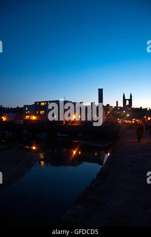 St Andrew Harbour vom Pier in der Abenddämmerung mit Fackelzug Prozession der Studenten, Schottland, UK Stockfoto