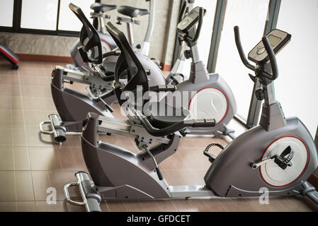 diverse Geräte und Maschinen in den Trainingsraum. Stockfoto