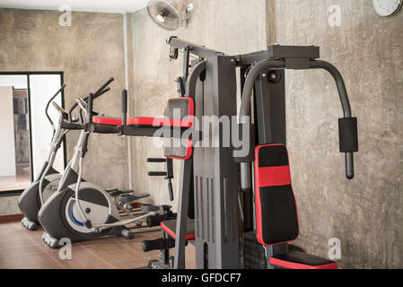 diverse Geräte und Maschinen in den Trainingsraum. Stockfoto