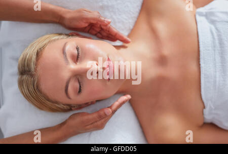 Aufnahme einer entspannten Frau auf Massagetisch empfangen Schönheitsanwendung im Dayspa hautnah Stockfoto