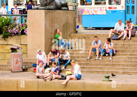 Göteborg, Schweden - 25. Juli 2016: Echte Menschen im Alltag. Gruppen von Menschen sitzen auf Steinstufen, den Tag genießen Stockfoto