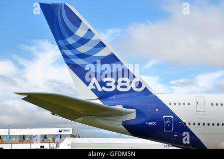 Der Airbus A380 F-WWDD angezeigt seiner beeindruckenden Wendigkeit auf der Farnborough Airshow Stockfoto