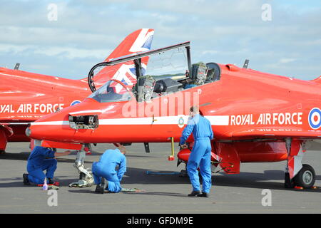 RAF-Mechanik, die Durchführung der letzten Pre-Flight prüft auf einen roten Pfeil auf der Farnborough International Airshow 2016 Stockfoto