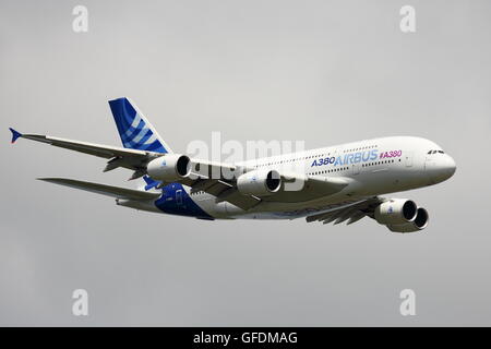 Der Airbus A380 F-WWDD angezeigt seiner beeindruckenden Wendigkeit auf der Farnborough Airshow Stockfoto