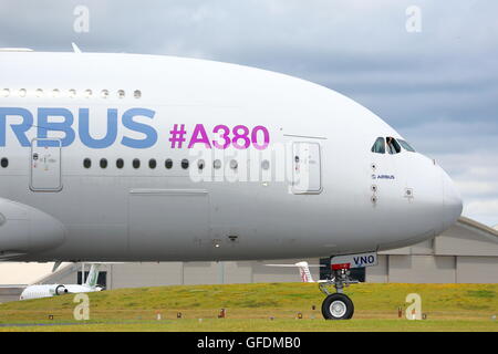 Der Airbus A380 F-WWDD angezeigt seiner beeindruckenden Wendigkeit auf der Farnborough Airshow Stockfoto