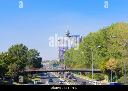Beograd, Belgrad: Gemeinde Novi Beograd mit der M1 und dem westlichen Stadttor (Genex Turm), Serbien, Stockfoto