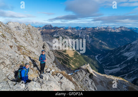 Mann und Frau Bergsteigen im Allgäu Alpen in der Nähe von Oberstdorf, Allgäu, Deutschland Stockfoto