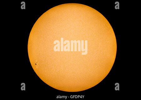 Unsere Sonne mit Sonnenflecken reales Bild Teleskop mit Sonnenfilter Stockfoto