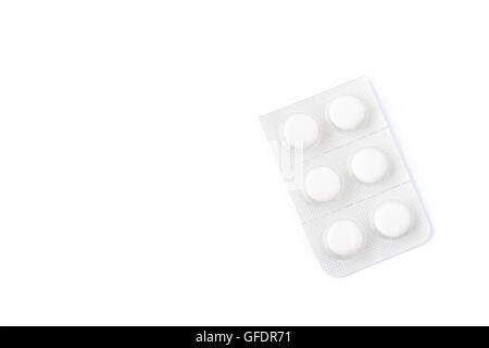 Medizin in Form von Tabletten auf weißem Hintergrund isolieren Stockfoto