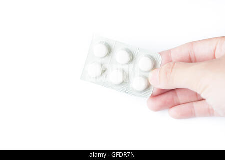 Halten Medizin in Form von Tabletten, von Hand auf weißem Hintergrund isolieren Stockfoto