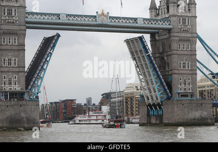 London Tower Bridge öffnet ihre Pforten, die 12-köpfige Flotte der Biennale Clipper Round the World Yacht Race Hause begrüßen zu dürfen. Stockfoto