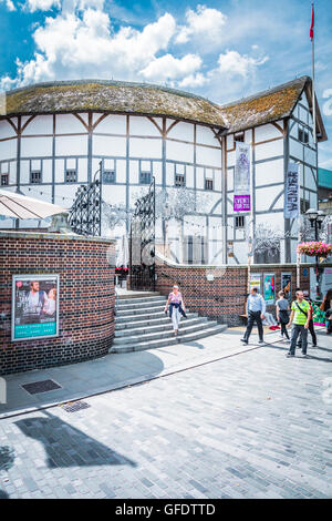 Außenseite von Shakespeares Globe Theatre in Bankside auf der Themse. Stockfoto