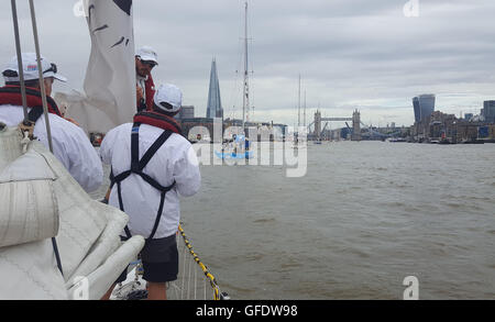 Crew auf der IchorCoal Yacht kommen in London nach dem Segeln über die Nordsee aus den Niederlanden zu Southend während der Biennale Clipper Round the World-Regatta. Stockfoto