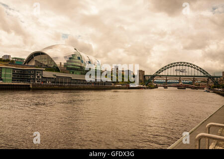 Ein Blick auf den Kai in Gateshead und Newcastle mit Salbei und Tyne bridges Stockfoto