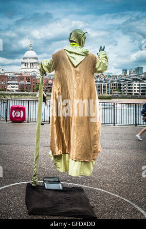 Goldener Straßenkünstler außerhalb der Tate Modern am Südufer der Themse, London, Großbritannien Stockfoto