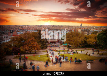 Blick vom Montmartre auf Sommer Paris und schönen blauen Himmel mit weichen Wolken. Stockfoto