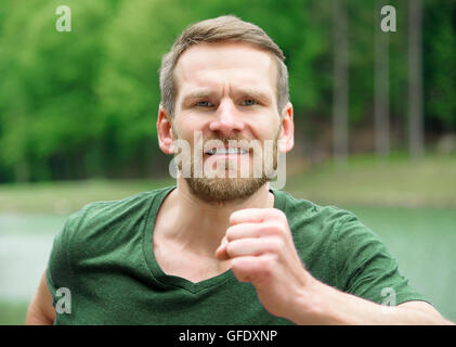 Man läuft im freien Nahaufnahme. Männliche Sportler draußen im Park Joggen. Gesunder Lifestyle-Konzept. Stockfoto