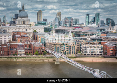 Der Blick auf die Skyline von St. Paul und London vom neuen Switch House Extension in der Tate Modern, London, England, Großbritannien Stockfoto