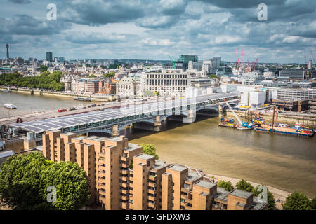 Eine Ansicht der Blackfriars Bridge Station aus die neuen Schalter Wohnhauserweiterung in der Tate Modern. Stockfoto