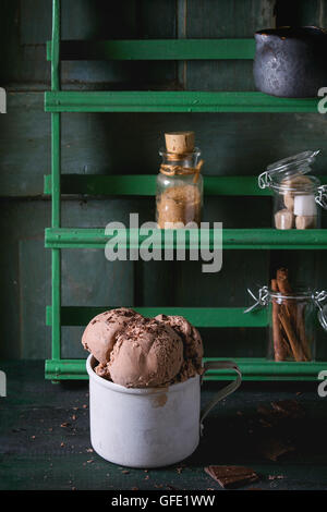 Becher mit Schokoladeneis Stockfoto