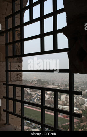 Jerusalem: die Skyline der Altstadt durch das Eiserne Tor der Turm der Lutherischen Kirche der Himmelfahrt bei einem sandsturm am 10. September 2015 Stockfoto