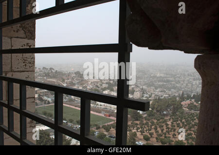 Jerusalem: die Skyline der Altstadt durch das Eiserne Tor der Turm der Lutherischen Kirche der Himmelfahrt bei einem sandsturm am 10. September 2015 Stockfoto