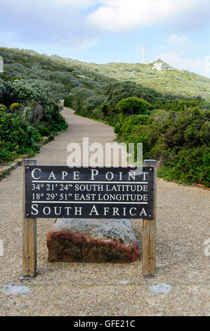 GPS-Koordinatentafel auf einem Holzpfosten entlang des Weges zum Cape Point Leuchtturm in Kapstadt, Südafrika. Ein beliebtes Reiseziel, vertikal Stockfoto